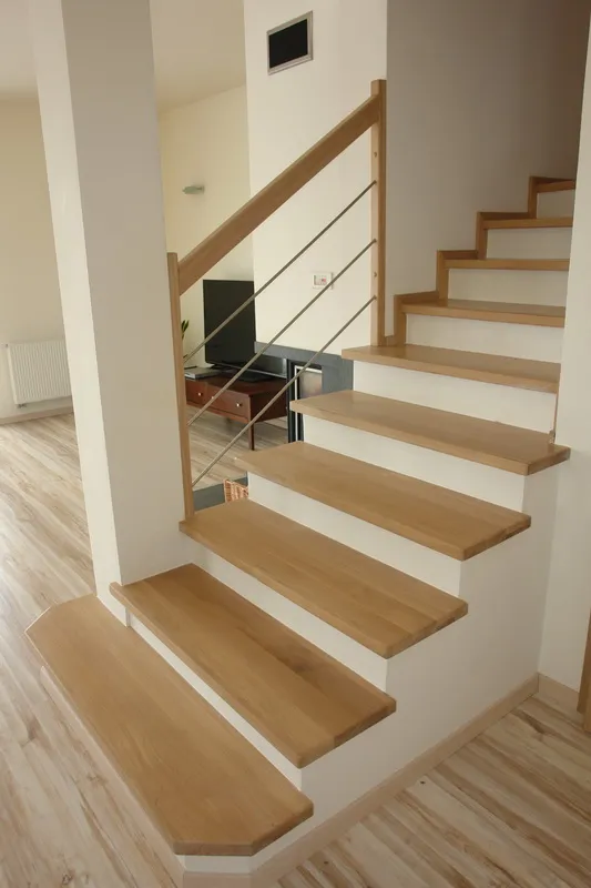Schody dywanowe zabiegowe z balustradą drewnianą i prętami ze stali nierdzewnej, zdjęcie 1