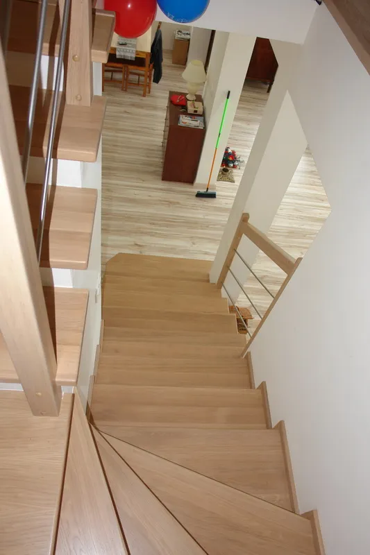 Schody dywanowe zabiegowe z balustradą drewnianą i prętami ze stali nierdzewnej, zdjęcie 2