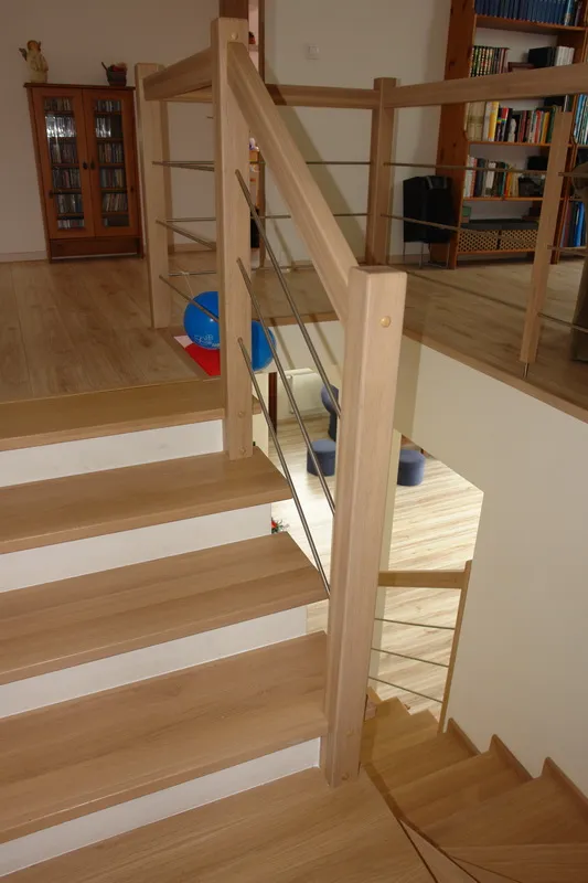 Schody dywanowe zabiegowe z balustradą drewnianą i prętami ze stali nierdzewnej, zdjęcie 3