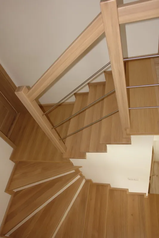 Schody dywanowe zabiegowe z balustradą drewnianą i prętami ze stali nierdzewnej, zdjęcie 4