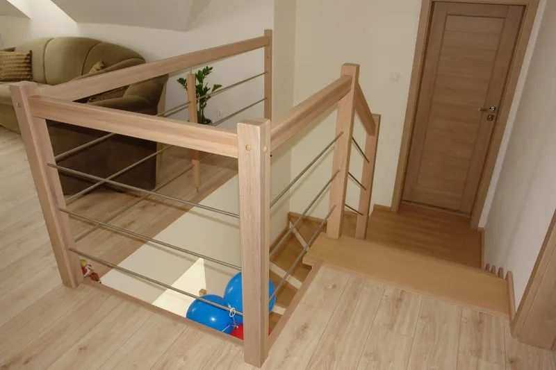 Schody dywanowe zabiegowe z balustradą drewnianą i prętami ze stali nierdzewnej, zdjęcie 5