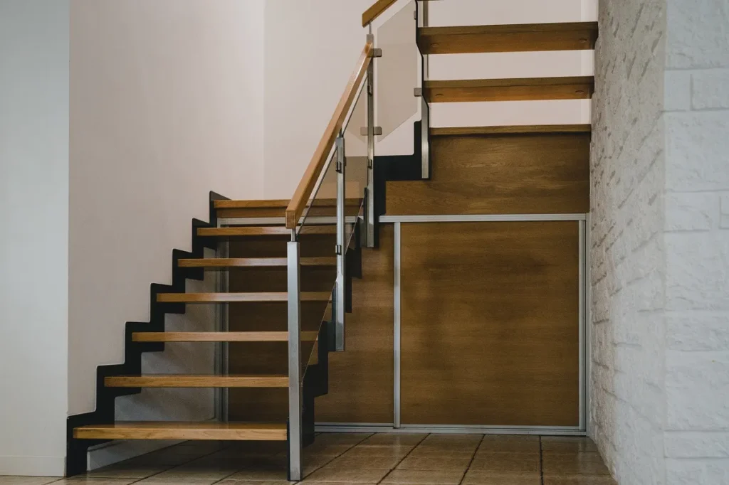 Schody na konstrukcji stalowej z balustradą szklaną, zdjęcie 1