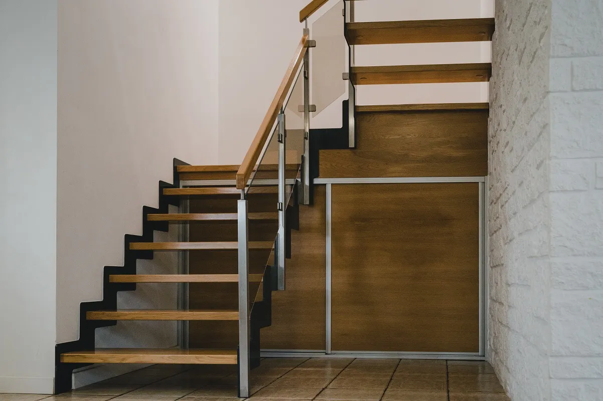 Schody na konstrukcji stalowej z balustradą szklaną, zdjęcie 1