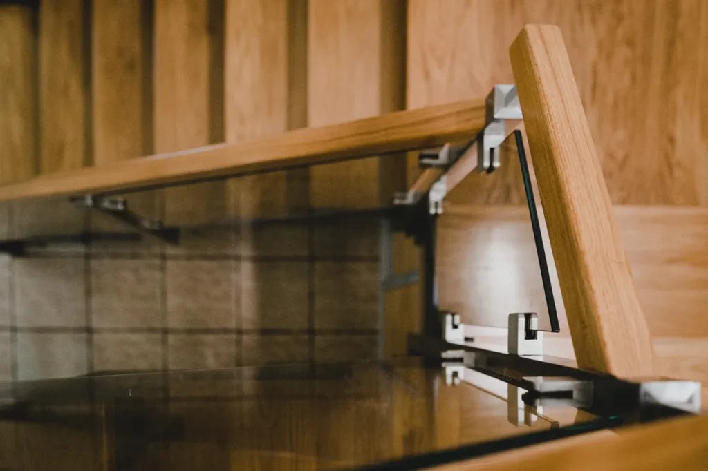 Schody na konstrukcji stalowej z balustradą szklaną, zdjęcie 2