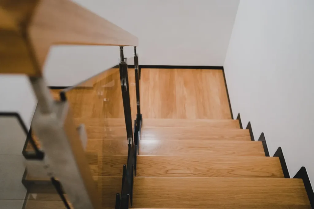 Schody na konstrukcji stalowej z balustradą szklaną, zdjęcie 4
