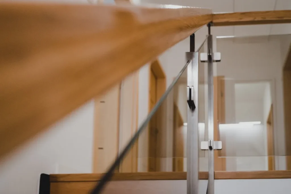 Schody na konstrukcji stalowej z balustradą szklaną, zdjęcie 5