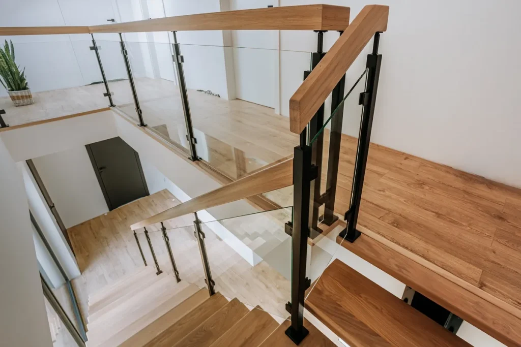 Schody ażurowe na belce stalowej z balustradą szklaną, zdjęcie 4