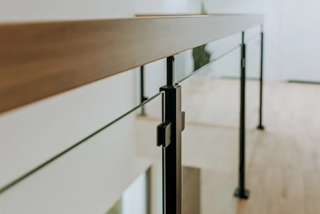 Schody ażurowe na belce stalowej z balustradą szklaną, zdjęcie 5