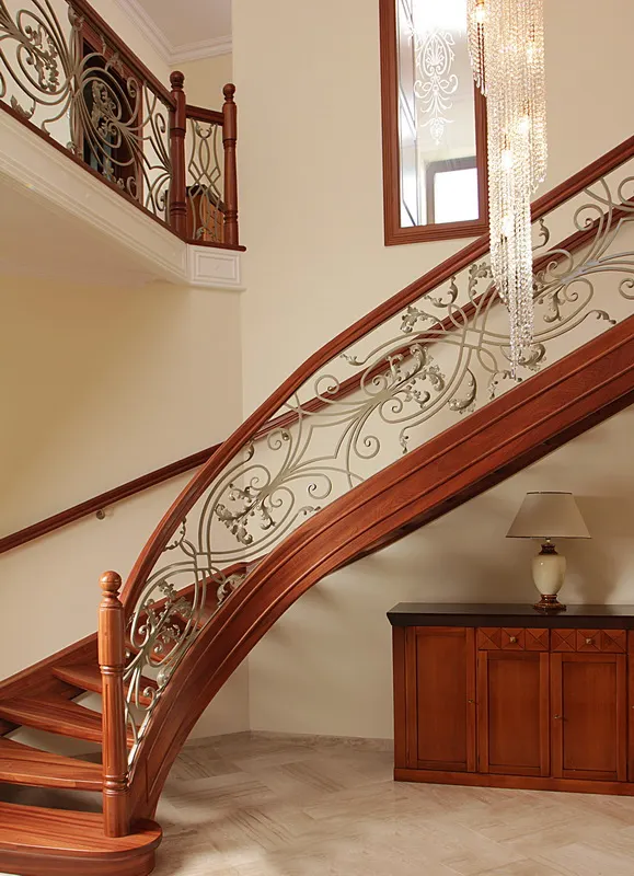 Schody gięte klasyczne z balustradą kutą, zdjęcie 2