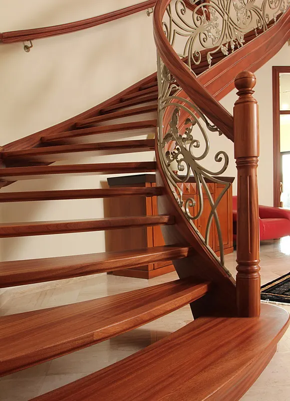 Schody gięte klasyczne z balustradą kutą, zdjęcie 3