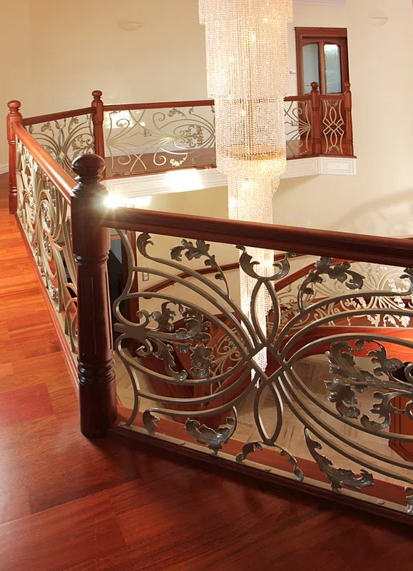 Schody gięte klasyczne z balustradą kutą, zdjęcie 4