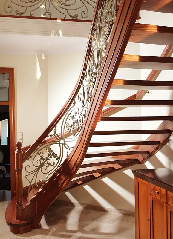 Schody gięte klasyczne z balustradą kutą, zdjęcie 5