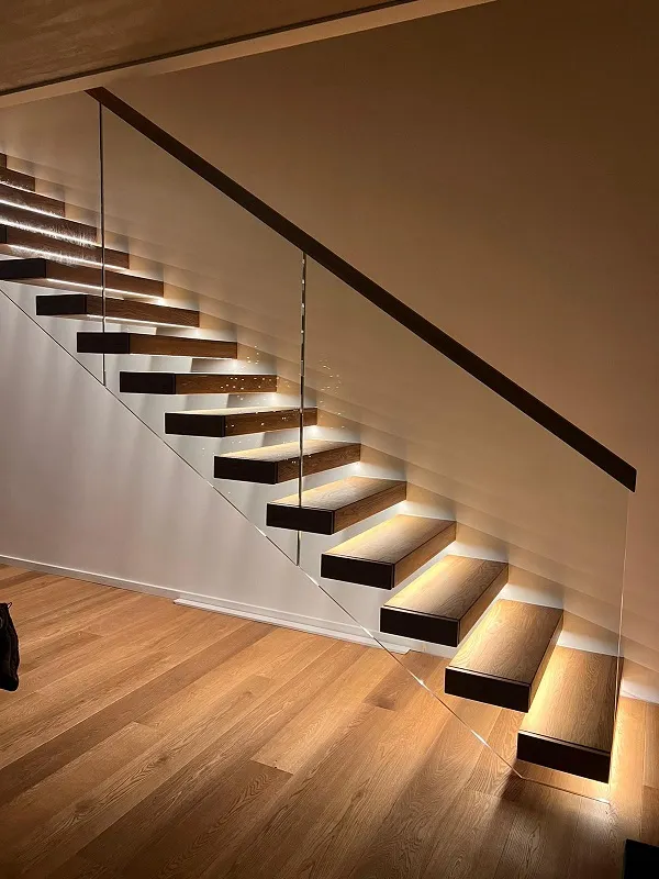 Schody lewitujące (wspornikowe) z balustradą szklaną i LED, zdjęcie 1