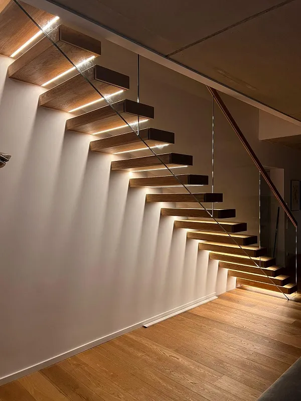 Schody lewitujące (wspornikowe) z balustradą szklaną i LED, zdjęcie 3
