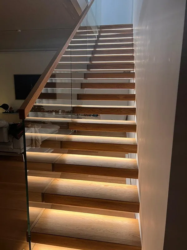 Schody lewitujące (wspornikowe) z balustradą szklaną i LED, zdjęcie 4