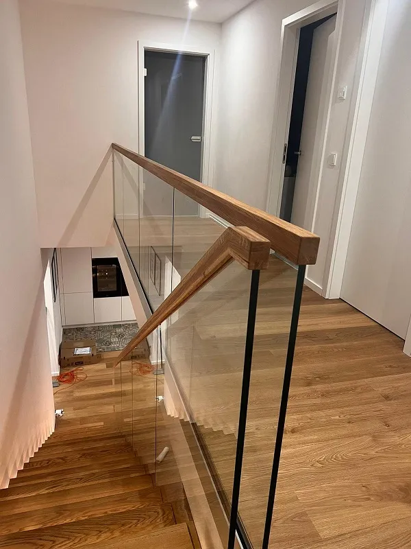 Schody lewitujące (wspornikowe) z balustradą szklaną i LED, zdjęcie 5