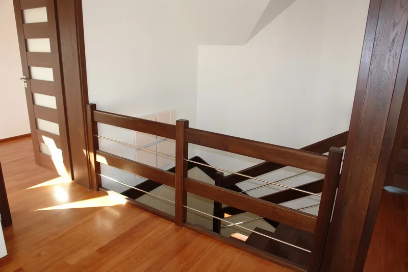 Schody dywanowe zabiegowe w ciemnym drewnie z balustradą drewno i stal, zdjęcie 3