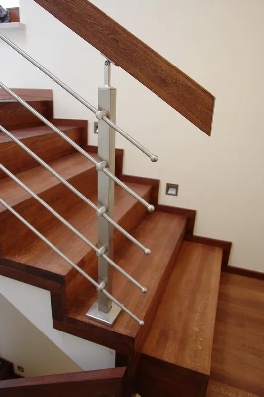 Schody dywanowe z podestem i balustradą ze stali nierdzewnej, zdjęcie 1