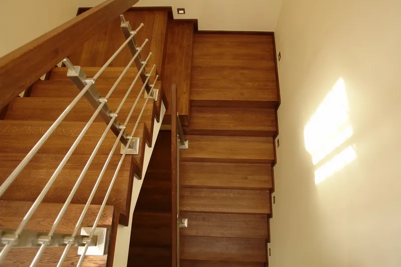 Schody dywanowe z podestem i balustradą ze stali nierdzewnej, zdjęcie 4