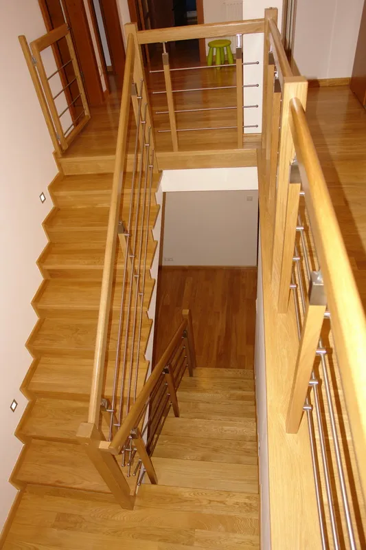 Schody dwubiegowe samonośne z galerią i balustradą drewno ze stalą, zdjęcie 1