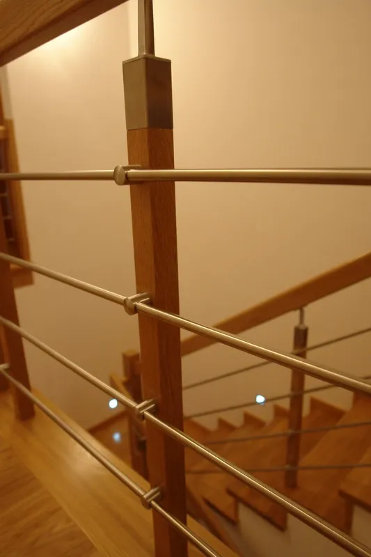 Schody dwubiegowe samonośne z galerią i balustradą drewno ze stalą, zdjęcie 2