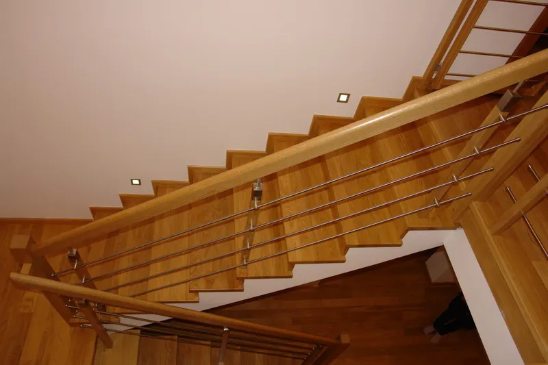 Schody dwubiegowe samonośne z galerią i balustradą drewno ze stalą, zdjęcie 3