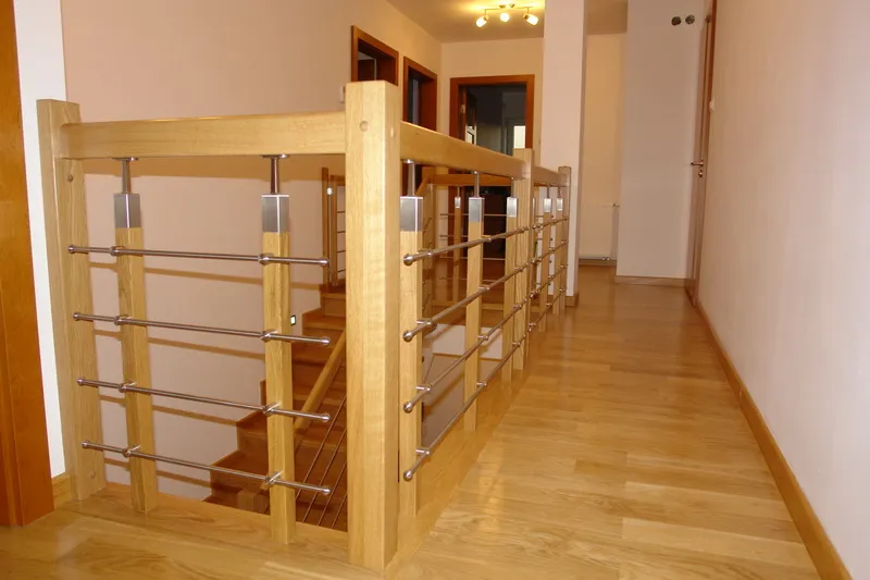 Schody dwubiegowe samonośne z galerią i balustradą drewno ze stalą, zdjęcie 4