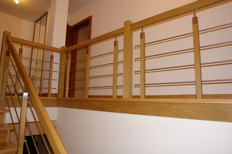 Schody dwubiegowe samonośne z galerią i balustradą drewno ze stalą, zdjęcie 5