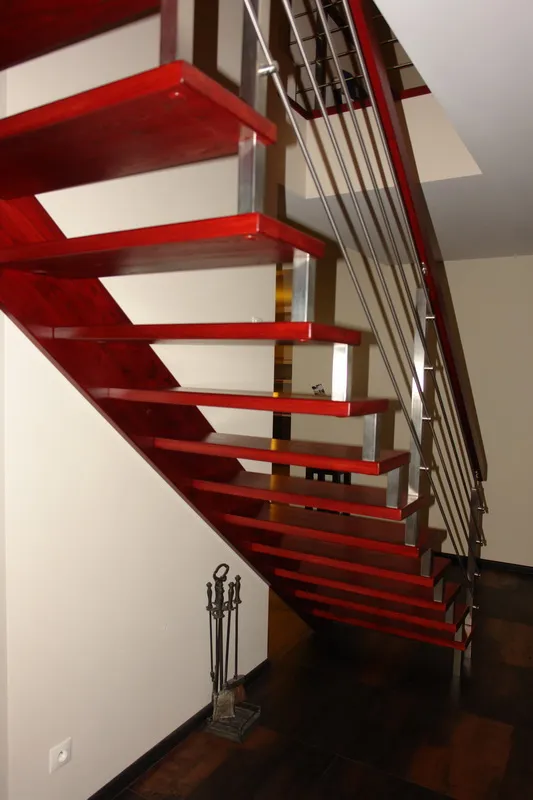 Czerwone schody ażurowe z balustradą ze stali nierdzewnej, zdjęcie 1