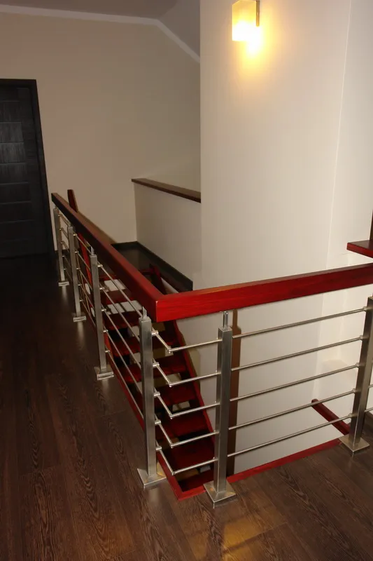 Czerwone schody ażurowe z balustradą ze stali nierdzewnej, zdjęcie 2
