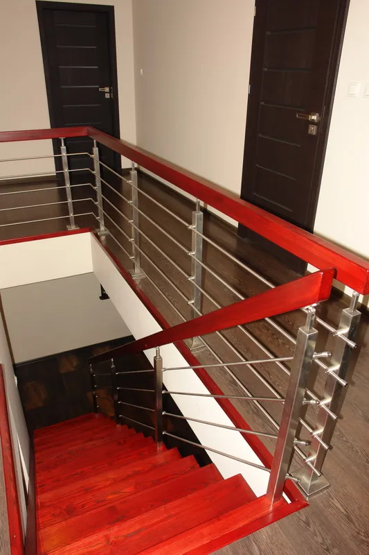 Czerwone schody ażurowe z balustradą ze stali nierdzewnej, zdjęcie 3