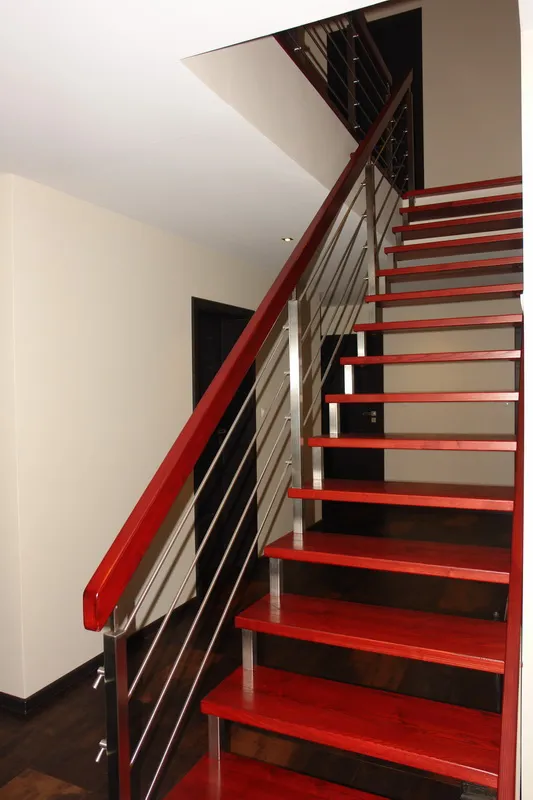 Czerwone schody ażurowe z balustradą ze stali nierdzewnej, zdjęcie 4