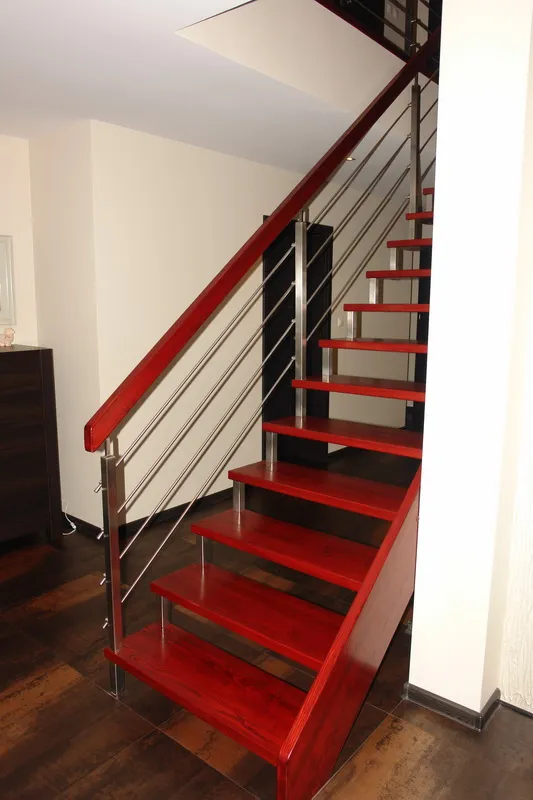 Czerwone schody ażurowe z balustradą ze stali nierdzewnej, zdjęcie 5