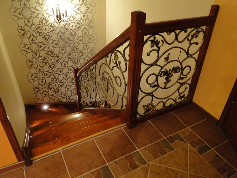Schody dywanowe zabiegowe z balustradą kutą i oświetleniem LED, zdjęcie 2
