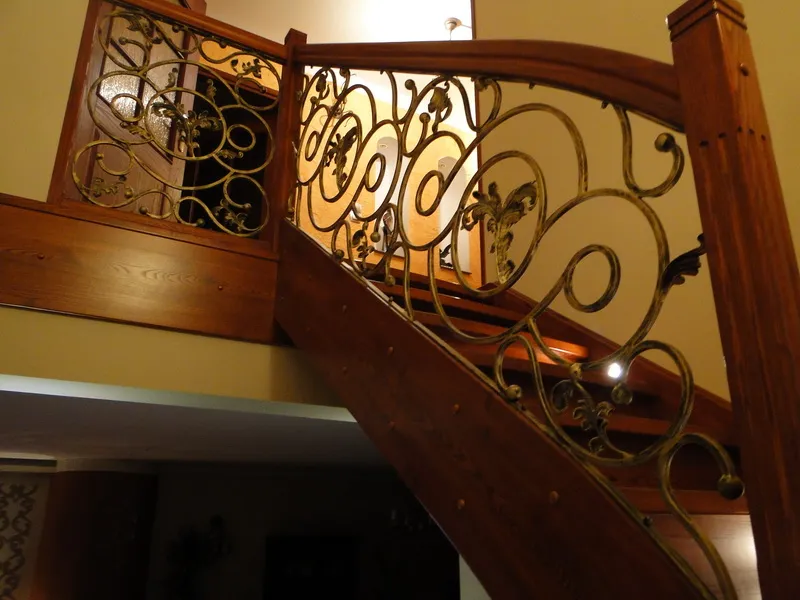 Schody dywanowe zabiegowe z balustradą kutą i oświetleniem LED, zdjęcie 3
