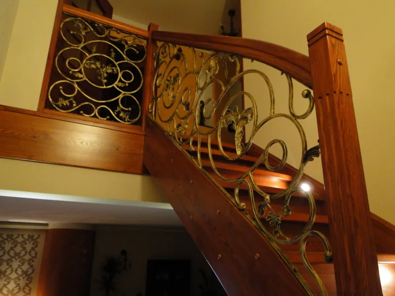 Schody dywanowe zabiegowe z balustradą kutą i oświetleniem LED, zdjęcie 4