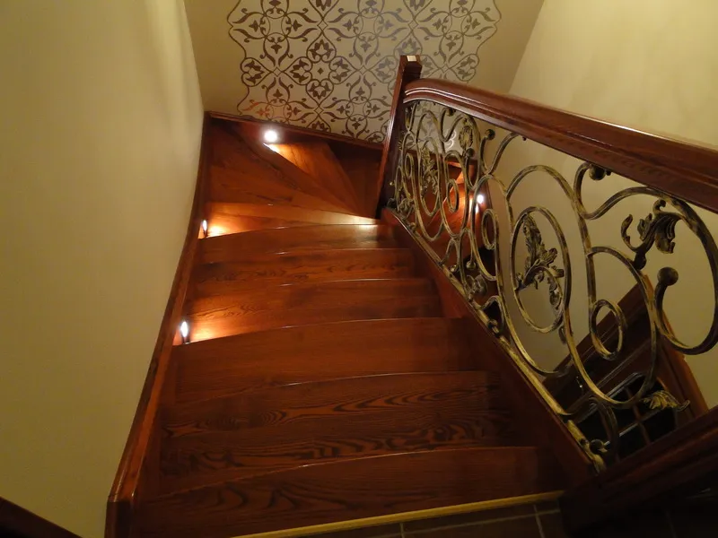 Schody dywanowe zabiegowe z balustradą kutą i oświetleniem LED, zdjęcie 5