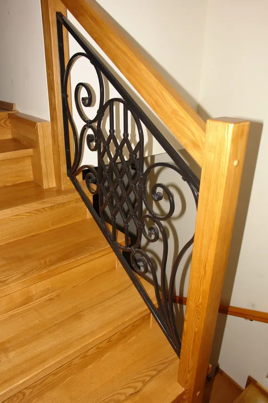 Schody dywanowe zabiegowe z balustradą kutą i szklaną galerią, zdjęcie 1