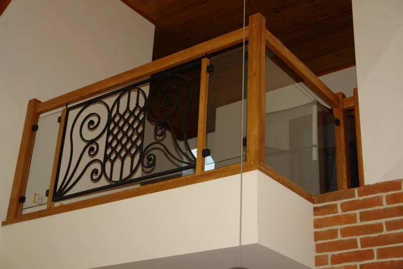 Schody dywanowe zabiegowe z balustradą kutą i szklaną galerią, zdjęcie 2