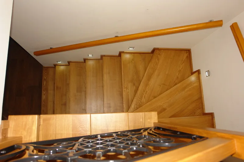Schody dywanowe zabiegowe z balustradą kutą i szklaną galerią, zdjęcie 3