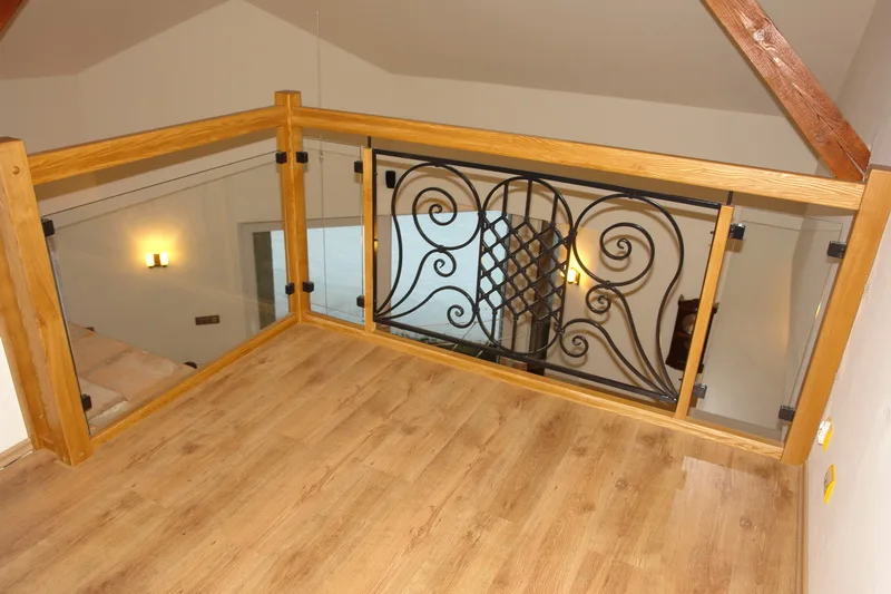 Schody dywanowe zabiegowe z balustradą kutą i szklaną galerią, zdjęcie 4