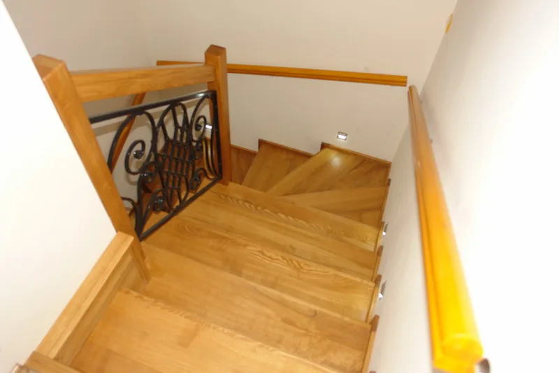 Schody dywanowe zabiegowe z balustradą kutą i szklaną galerią, zdjęcie 5