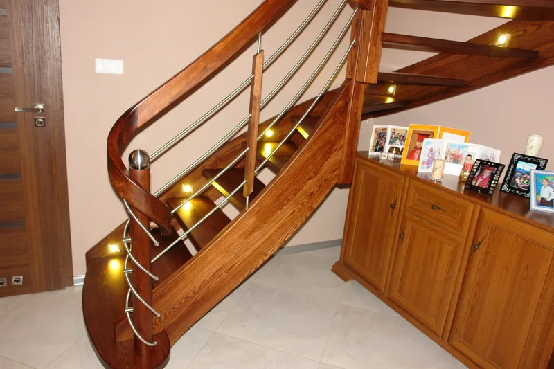 Schody gięte z balustradą ze stali nierdzewnej i oświetleniem LED, zdjęcie 1