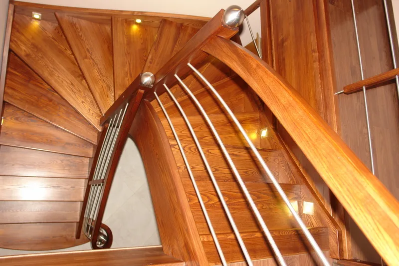 Schody gięte z balustradą ze stali nierdzewnej i oświetleniem LED, zdjęcie 2