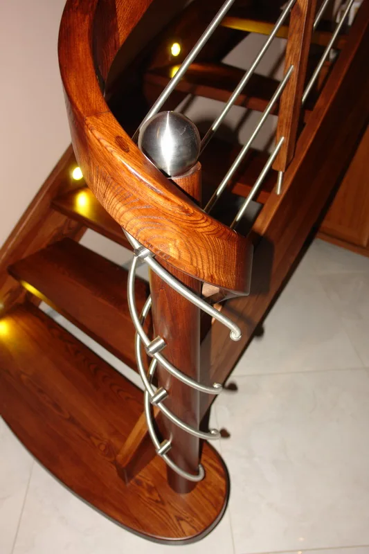 Schody gięte z balustradą ze stali nierdzewnej i oświetleniem LED, zdjęcie 3