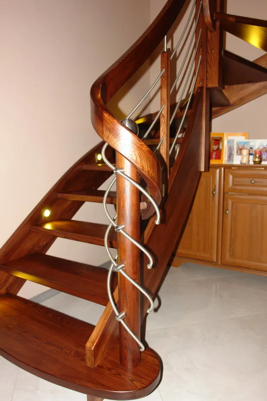 Schody gięte z balustradą ze stali nierdzewnej i oświetleniem LED, zdjęcie 4