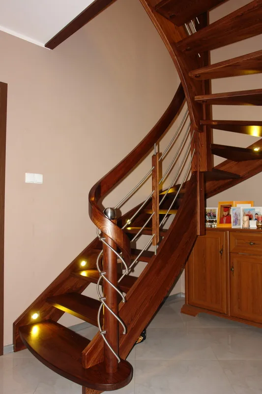 Schody gięte z balustradą ze stali nierdzewnej i oświetleniem LED, zdjęcie 5