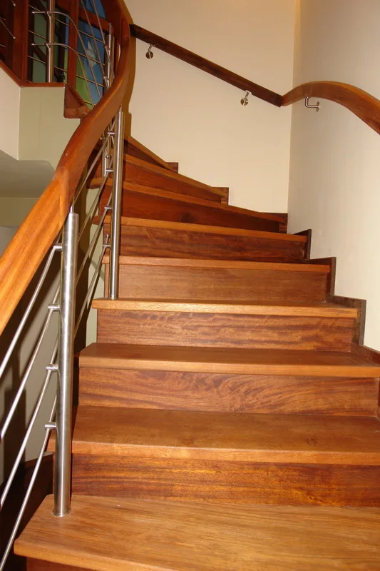 Schody dywanowe zabiegowe z balustradą ze stali nierdzewnej, zdjęcie 1