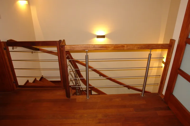 Schody dywanowe zabiegowe z balustradą ze stali nierdzewnej, zdjęcie 2