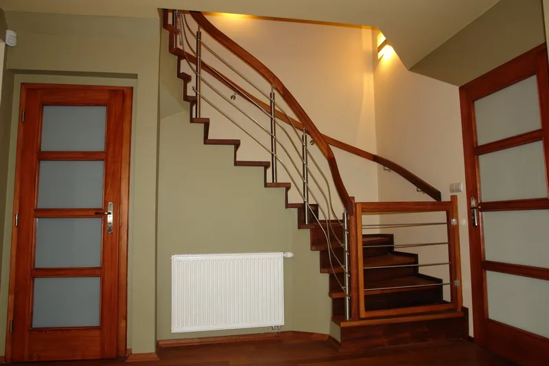 Schody dywanowe zabiegowe z balustradą ze stali nierdzewnej, zdjęcie 5